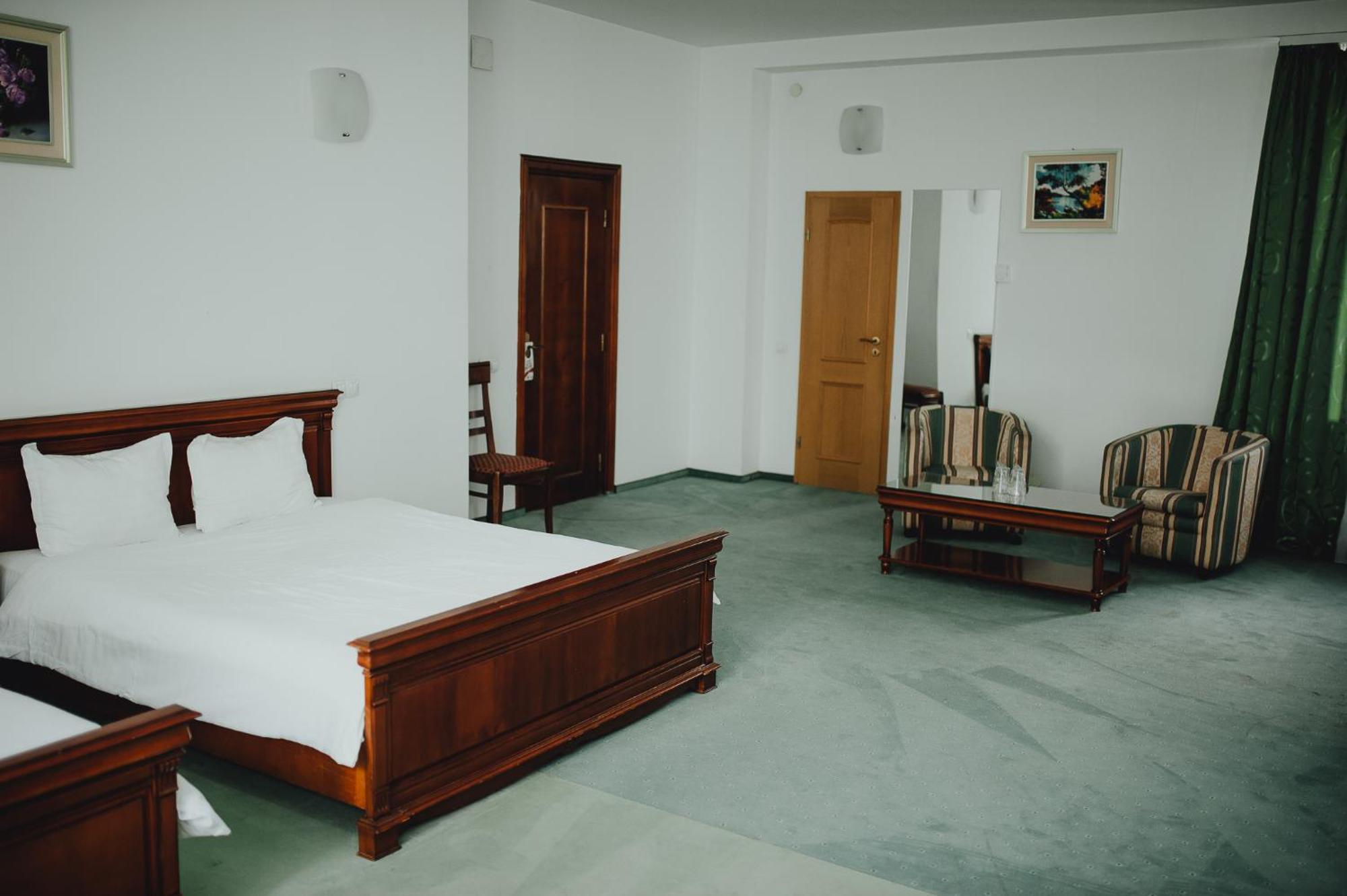 Hotel Bavaria ไกรโอวา ภายนอก รูปภาพ