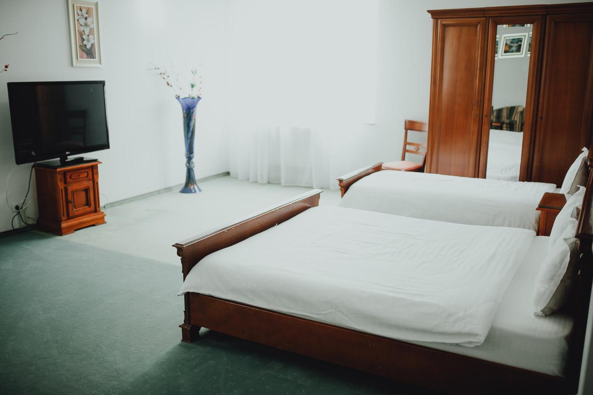Hotel Bavaria ไกรโอวา ภายนอก รูปภาพ
