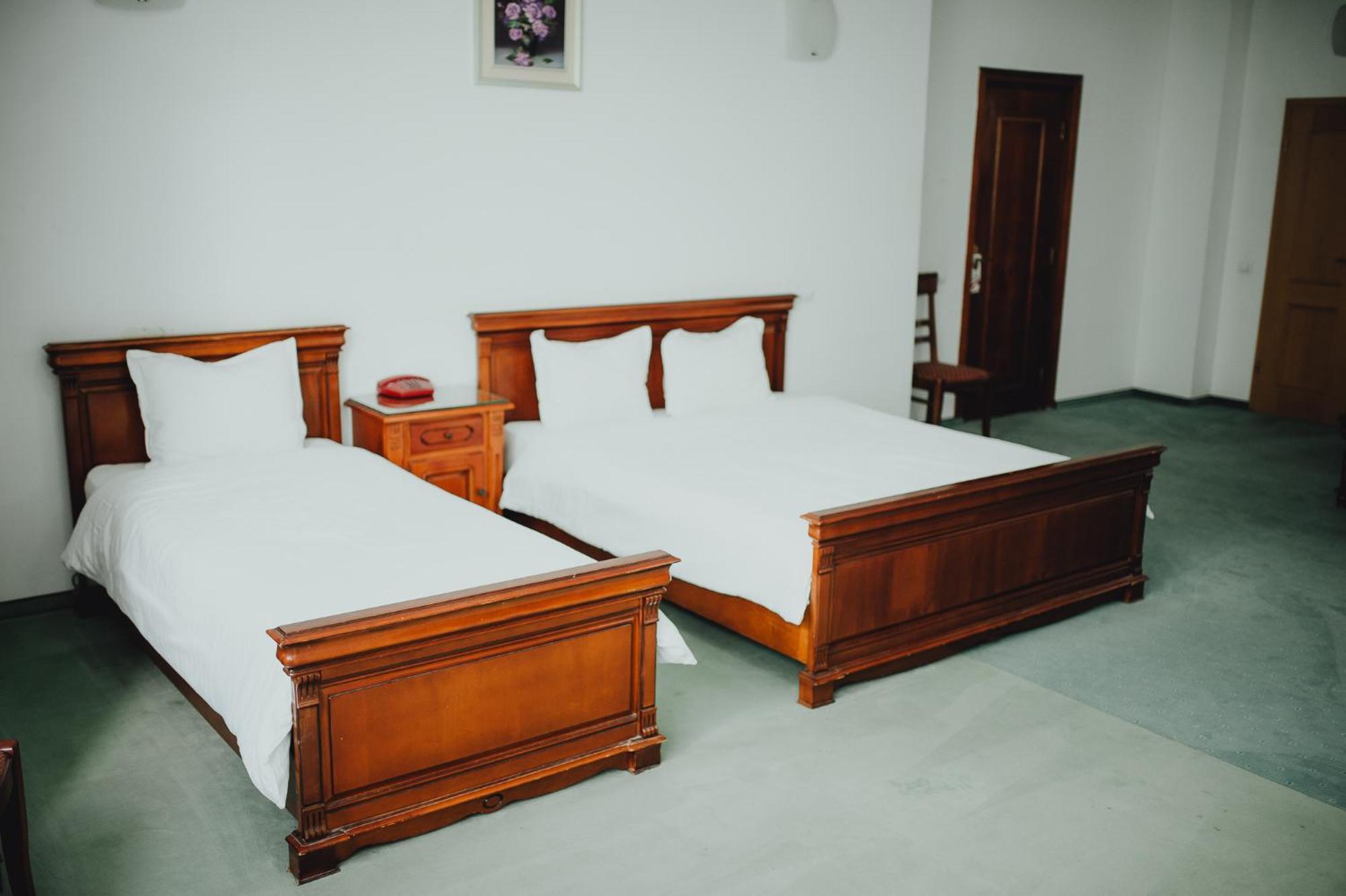 Hotel Bavaria ไกรโอวา ภายนอก รูปภาพ