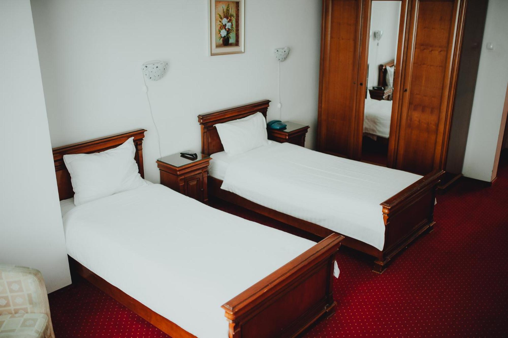 Hotel Bavaria ไกรโอวา ภายนอก รูปภาพ