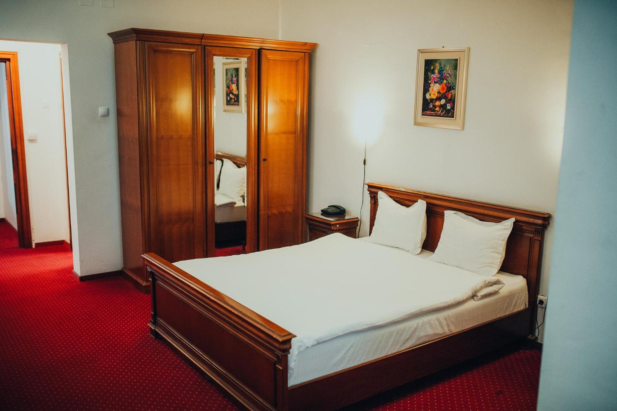Hotel Bavaria ไกรโอวา ภายนอก รูปภาพ