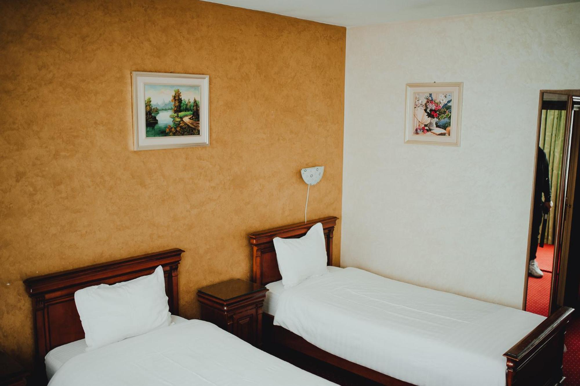 Hotel Bavaria ไกรโอวา ภายนอก รูปภาพ