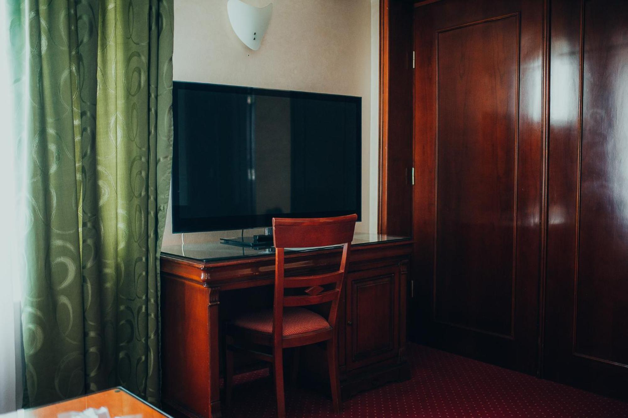 Hotel Bavaria ไกรโอวา ภายนอก รูปภาพ