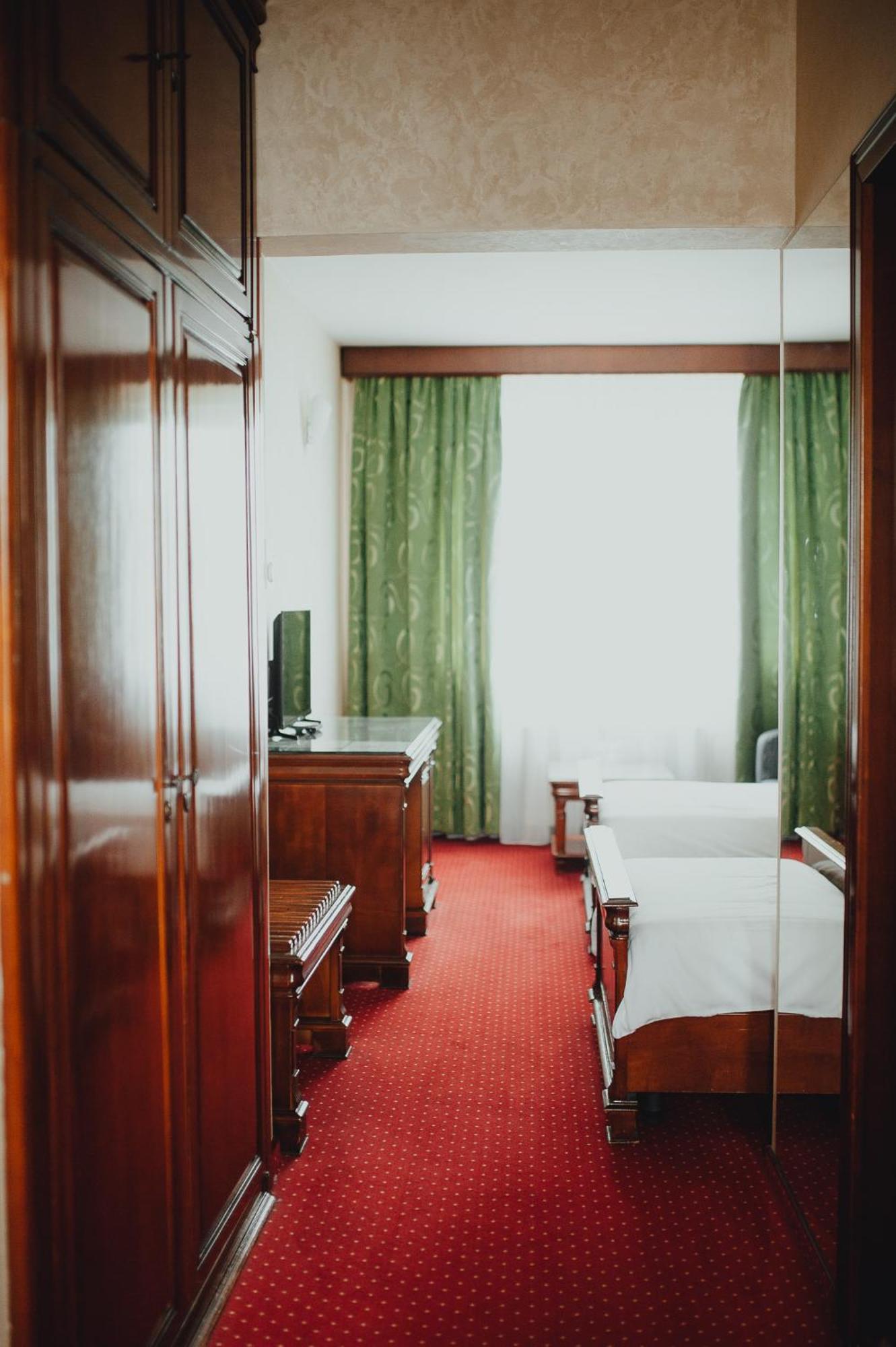 Hotel Bavaria ไกรโอวา ภายนอก รูปภาพ