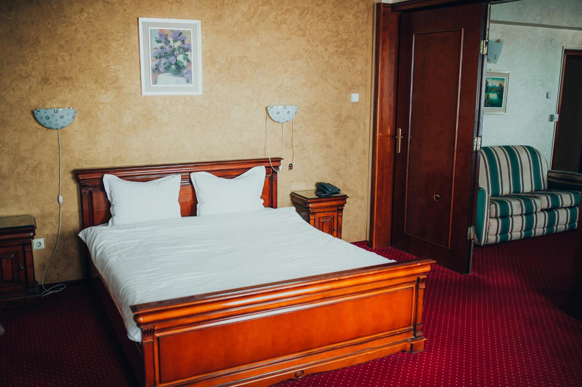 Hotel Bavaria ไกรโอวา ภายนอก รูปภาพ