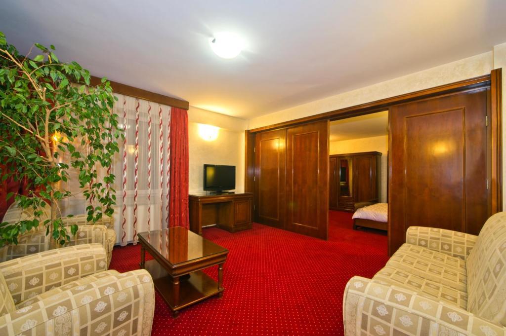 Hotel Bavaria ไกรโอวา ภายนอก รูปภาพ
