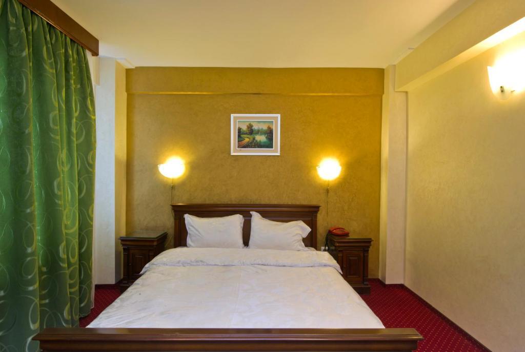 Hotel Bavaria ไกรโอวา ภายนอก รูปภาพ