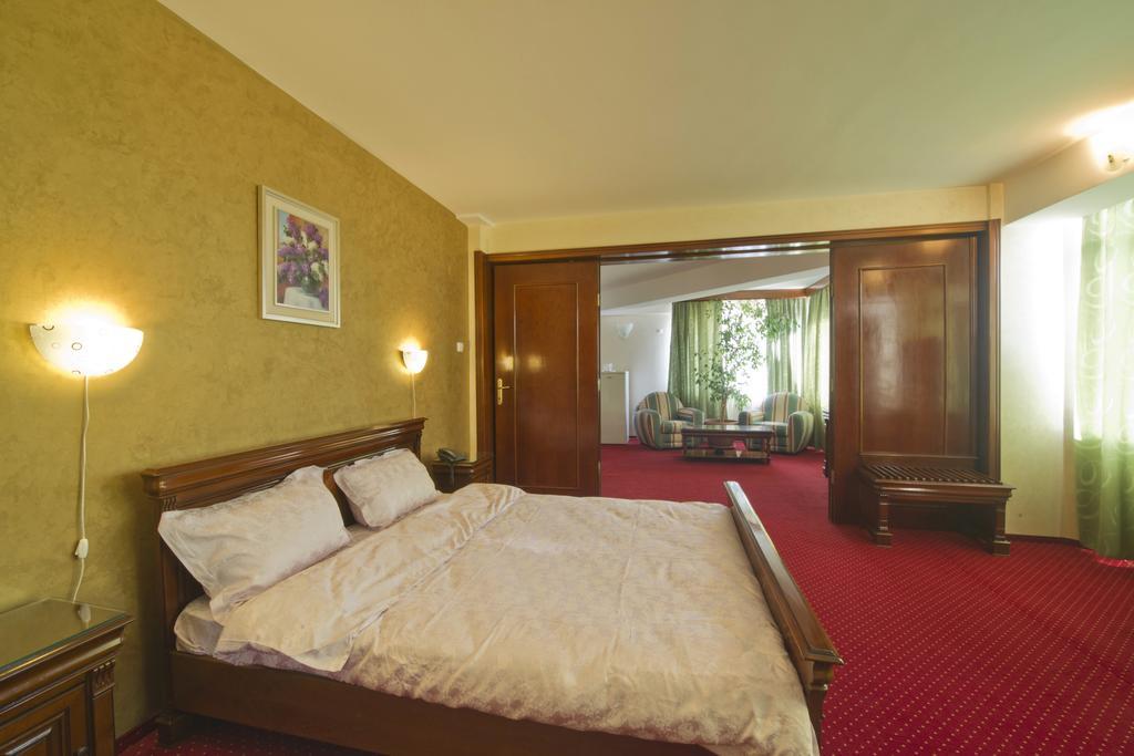 Hotel Bavaria ไกรโอวา ภายนอก รูปภาพ